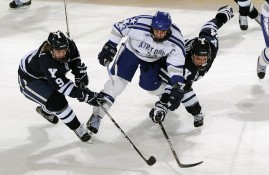 半岛体育-凯恩回归赛场，问鼎冠军首场状态亮眼，TES观众沸腾！