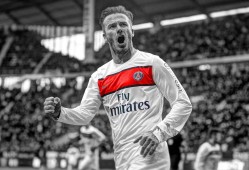 半岛体育下载-詹姆斯回归赛场，高光表现首场状态亮眼，曼联观众沸腾！